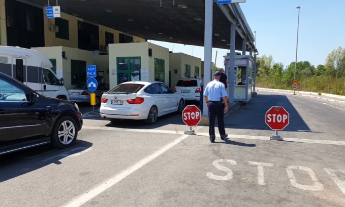 Ballkani shtrengon masat: Shqiptaret levizin te lire vetem drejt Malit te Zi